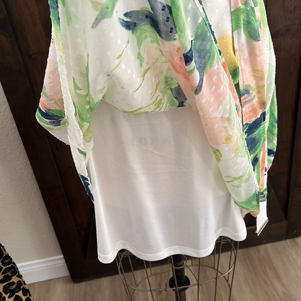 DKNY Floral Wrap Dress with Belt. Size 8 - Picture 5 of 10